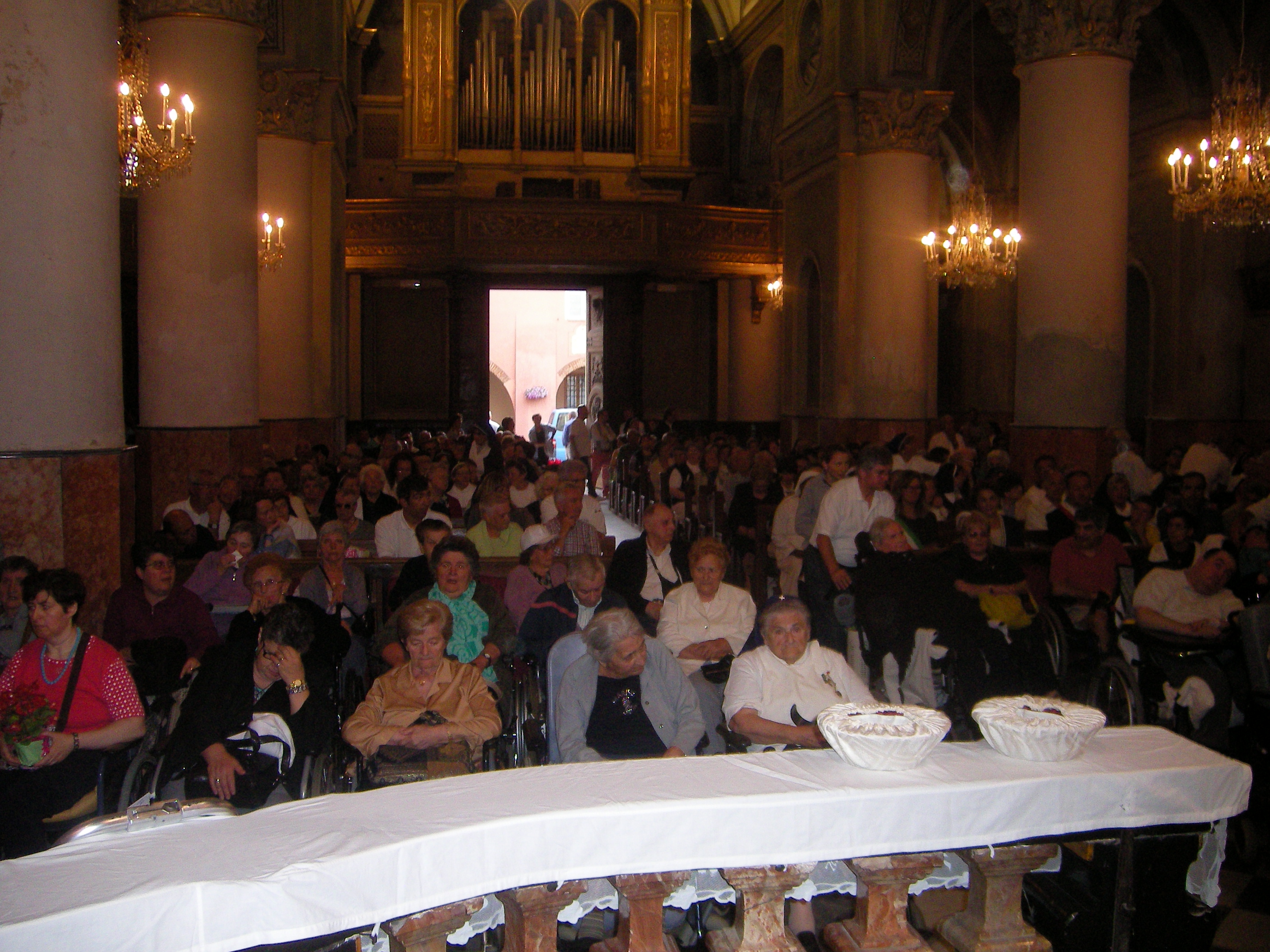 ammalati-e-volontari-oftal-in-chiesa-prima-dellinizio-della-messa_1.JPG