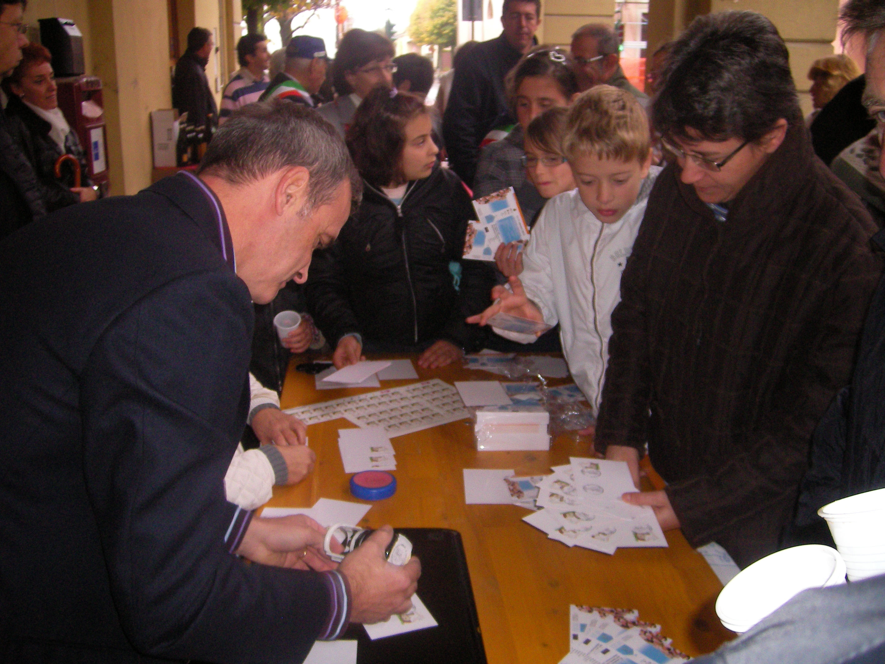 bambini-e-vice-sindaco-emanuela-aceto-in-coda-per-annullo-filatelico.jpg