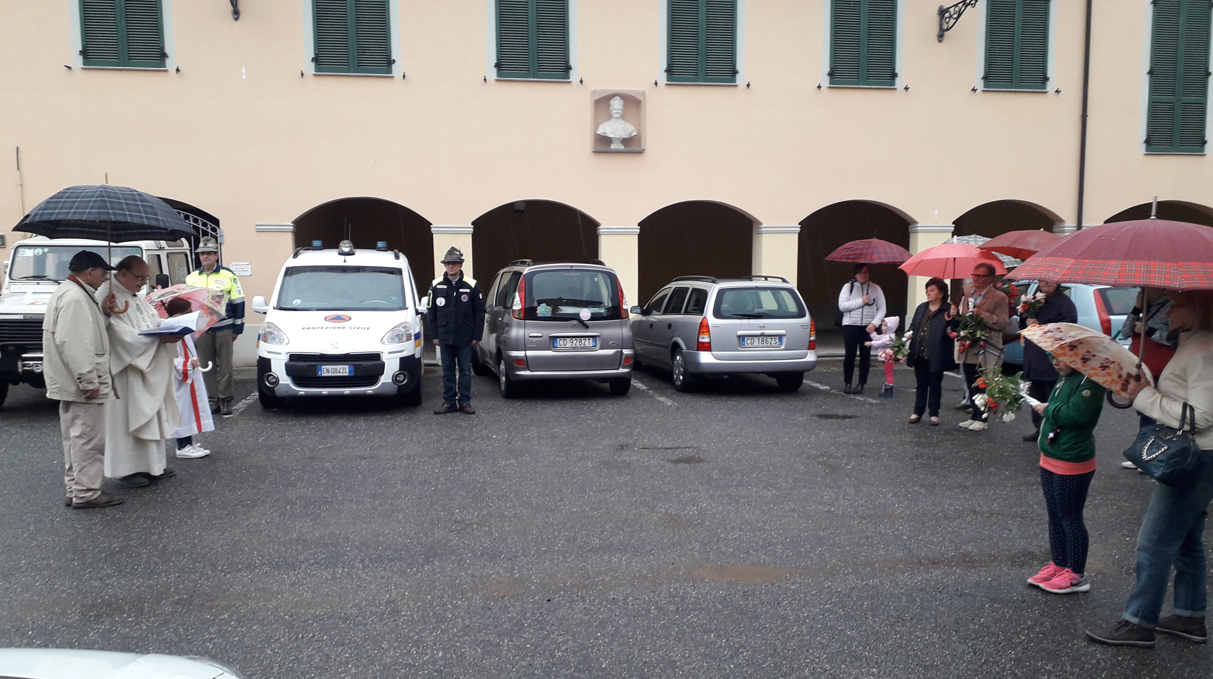 benedizione-auto-e-rose-in-piazza-oratorio-don-bosco-4.jpg