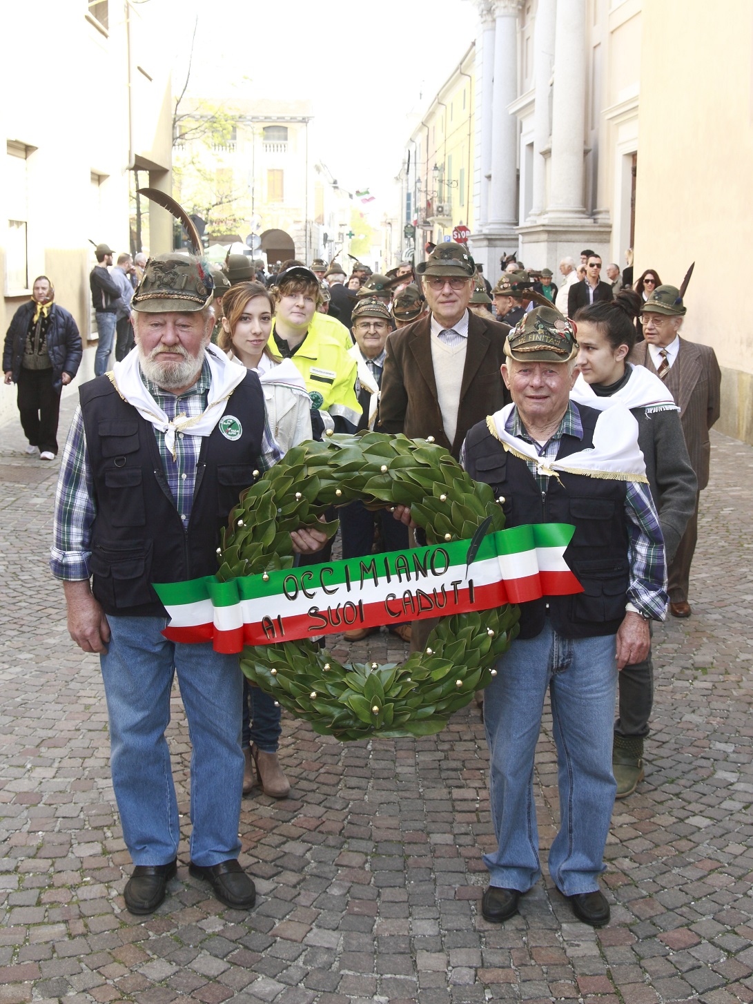 emilio-varzi-a-destra-alla-festa-sezionale-ana-del-2014-tenutasi-proprio-a-occimiano.JPG