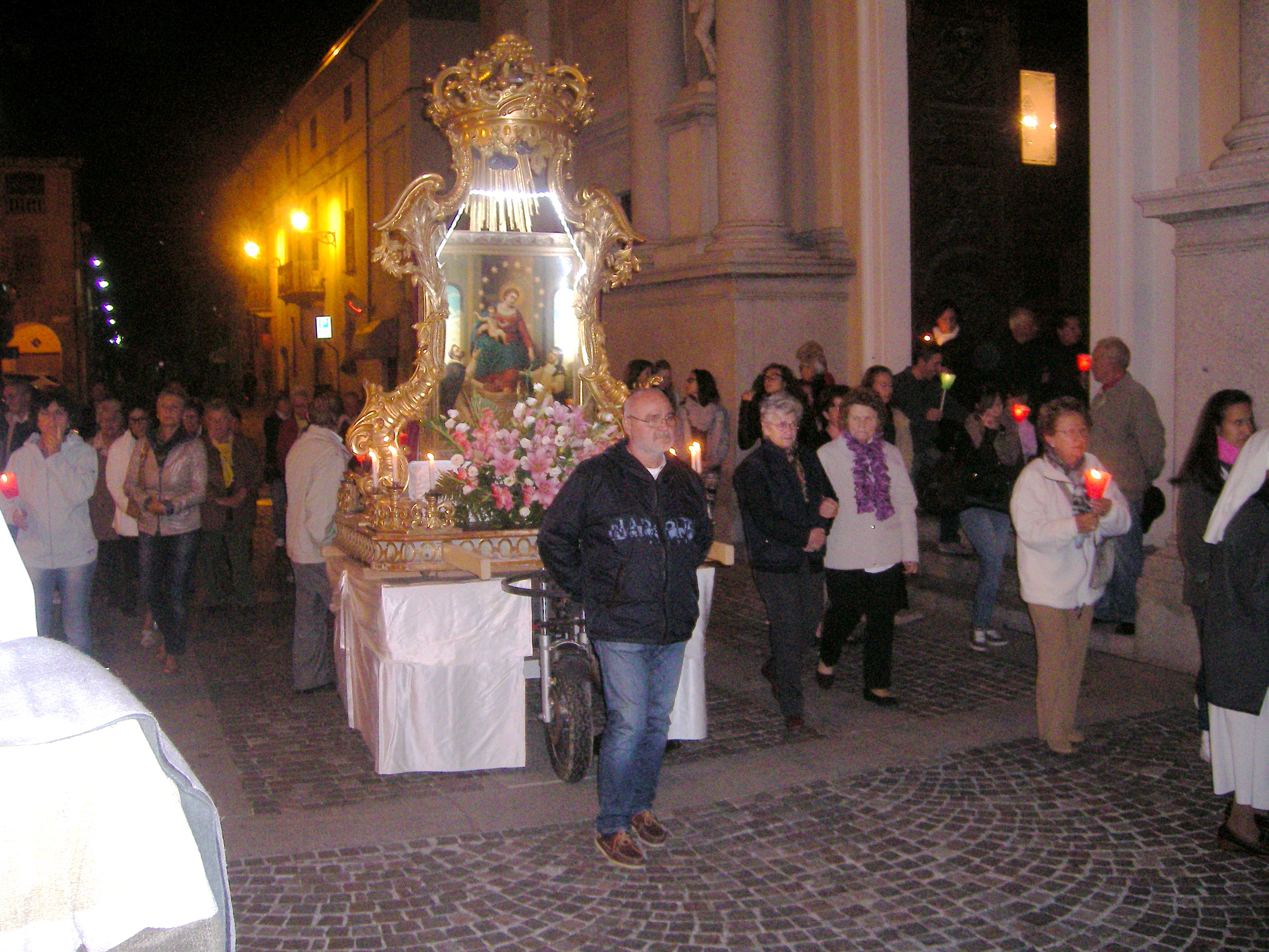 fiaccolata-processione-in-onore-della-vergine-del-rosario-3.jpg