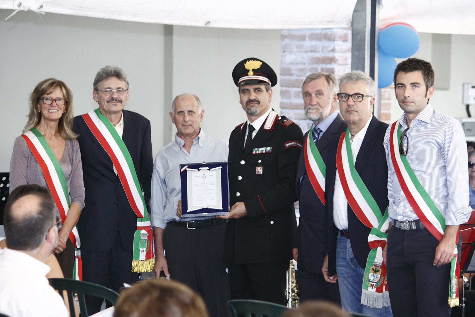 il-luogotenente-antonio-caputo-premiato-dai-sindaci-dei-comuni-su-cui-ha-competenza-territoriale.jpg
