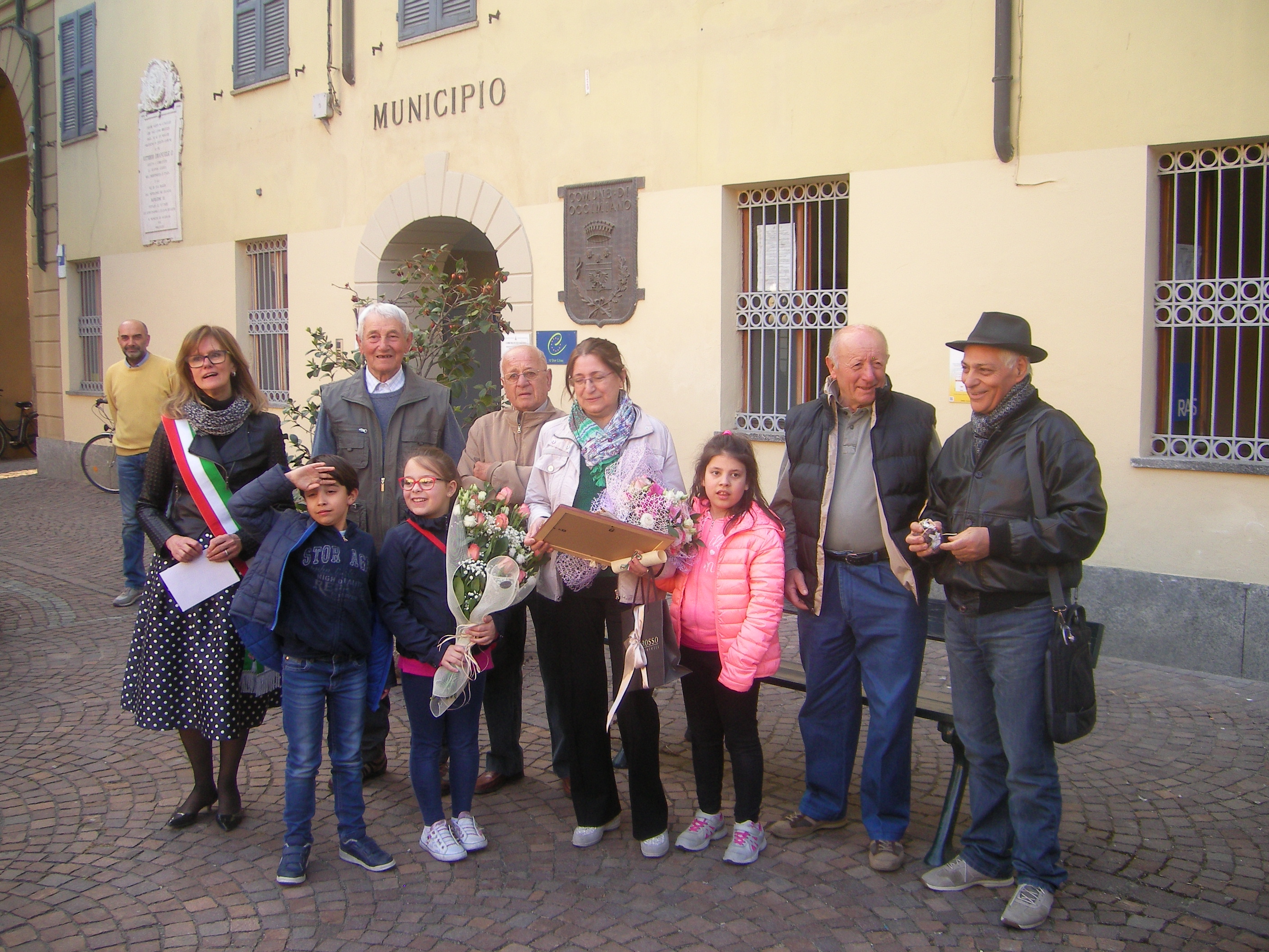 la-luisa-con-i-nipoti-il-sindaco-valeria-olivieri-e-alcuni-ex-amministratori.JPG