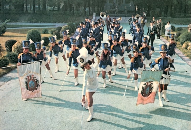 la-prima-formazione-delle-azzurre-con-la-banda-musicale-la-filarmonica.jpg