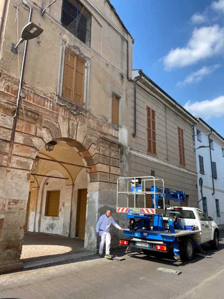la-rete-posizionata-in-via-garibaldi-per-limitare-lo-stazionamento-di-piccioni.jpg