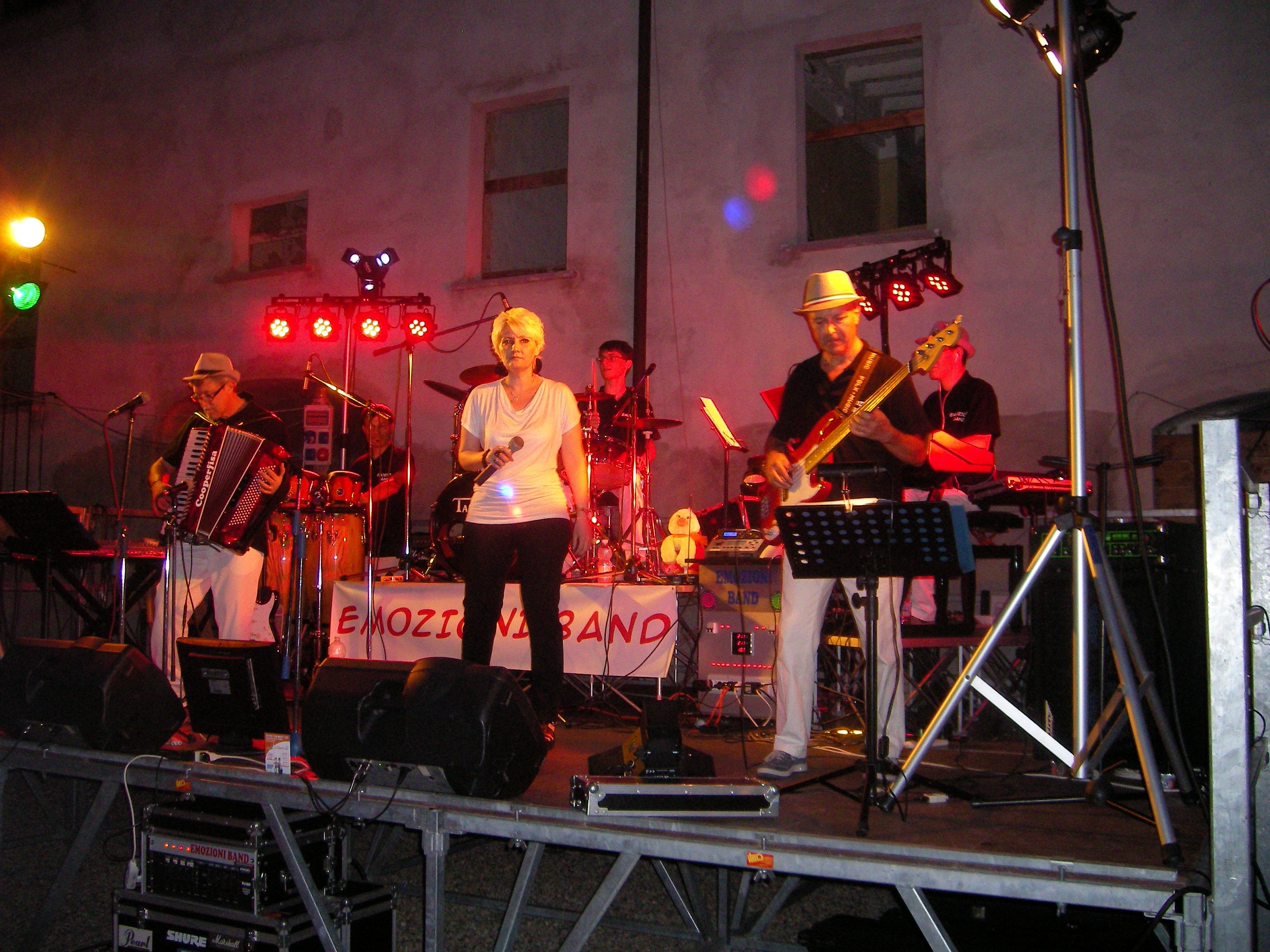 lesibizione-della-emozioni-band-a-occimiano.JPG