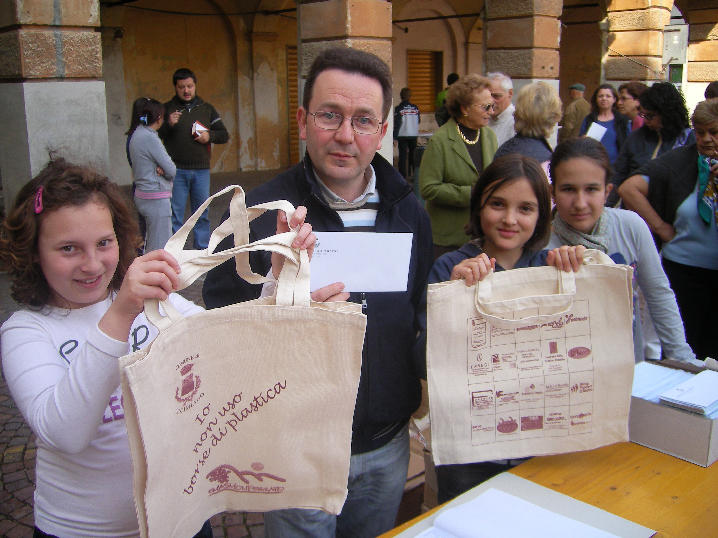 stefano-zoccola-con-bambini-cons-com-ragazzi-mostra-le-borsa-di-stoffa.jpg