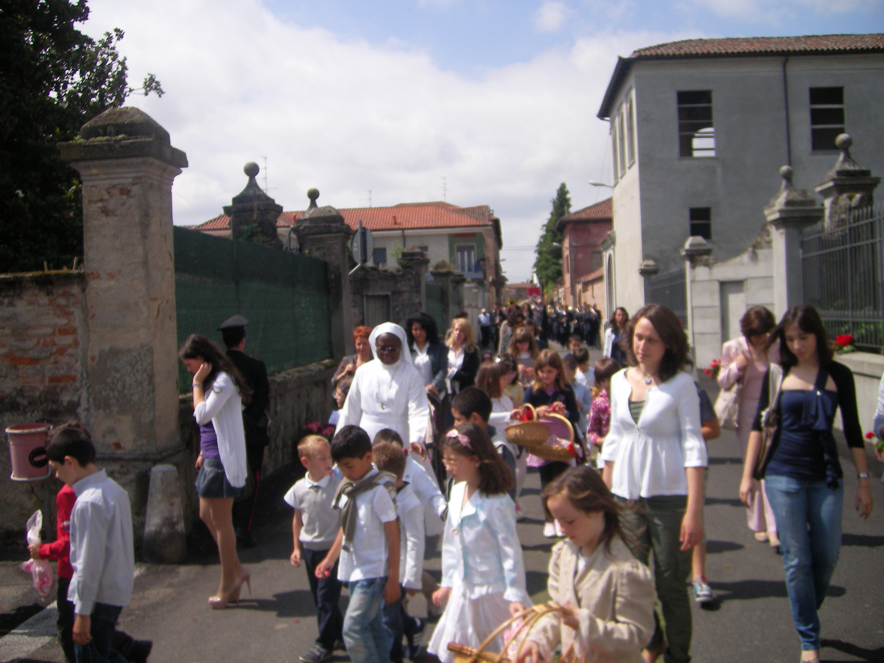 un-momento-della-processione-del-corpus-domini-a-occimiano-2.jpg