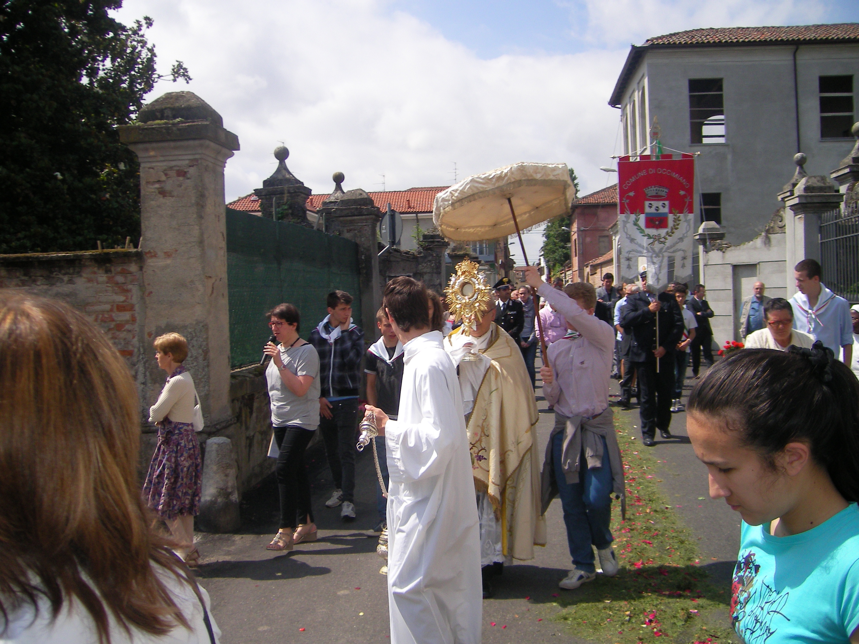 un-momento-della-processione-del-corpus-domini-a-occimiano.jpg